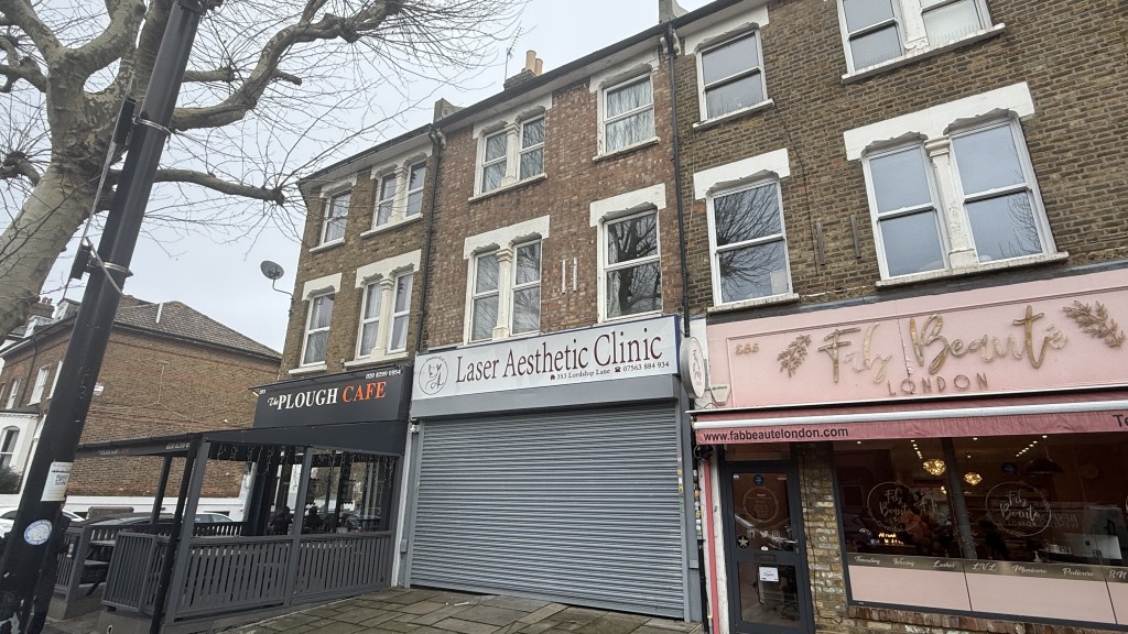 Lot: 116 - VACANT SPLIT-LEVEL MAISONETTE FOR INVESTMENT - External main image from street
